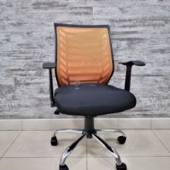 Кресло Barneo K-138 для персонала (черная ткань оранжевая сетка) в Невьянске - nevyansk.mebel24.online | фото